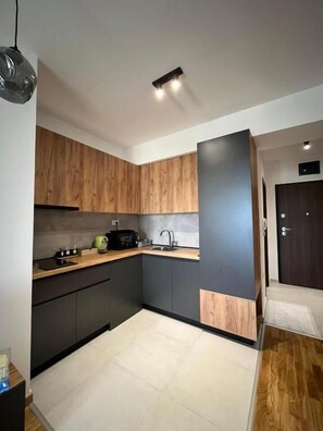 Réfrigérateur, micro-ondes, cafetière/bouilloire