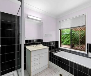 Shower, hair dryer - Cozy Quiet Beach Room R1 (Brighton)