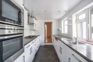 Fridge, microwave, oven, stovetop - Elegant 3BR Victorian Retreat, Free Parking (Kingston upon Thames)