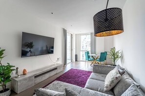 TV, books - Modern Cozy Kingston Flat, 5 Mins to Train Station (Kingston upon Thames)