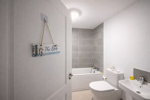 Regadera, secadora de cabello, toallas