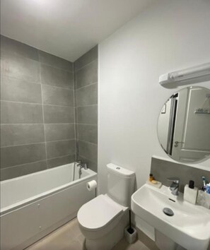 Een douche, een haardroger, handdoeken