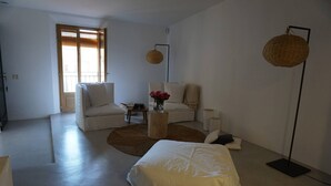 Uma sala de estar moderna com um sofá, uma mesa de centro e um abajur.