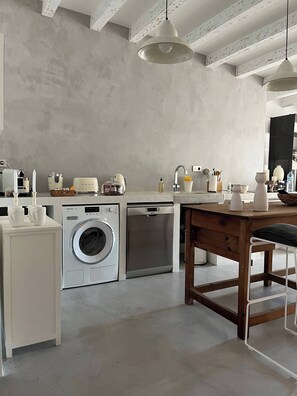 Coffee/tea maker, fridge, oven, stovetop - Born penthouse loft 1 (Barcelona)