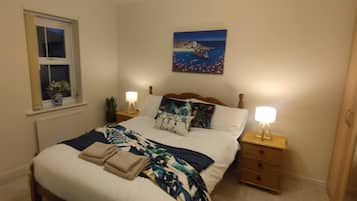 3 bedrooms, iron/ironing board, internet, bed sheets