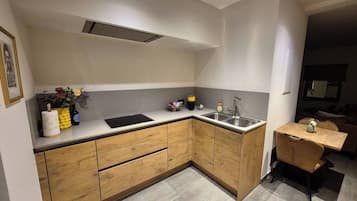 Micro-ondes, four, cafetiĂšre/bouilloire