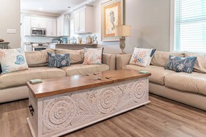 TV, books - 7001 Rookery 3 pools pet friendly Gulf Shores (Gulf Shores)
