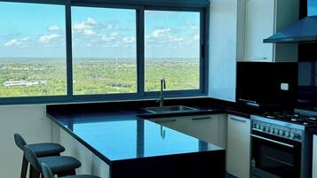 Kjøleskap, mikrobølgeovn, ovn og kokeplater