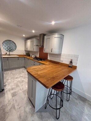Private kitchen - Modern 4BR House for Families and Groups (Frampton Cotterell)