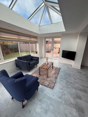 Living area - Modern 4BR House for Families and Groups (Frampton Cotterell)