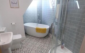 Shower, towels, soap, toilet paper - Modern 4BR House for Families and Groups (Frampton Cotterell)