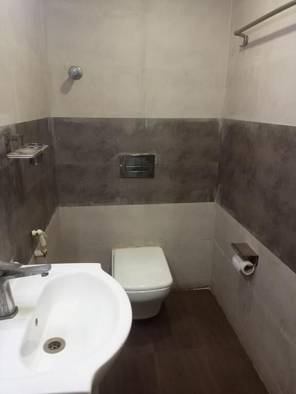 Suihku, ilmaiset hygieniatuotteet, hiustenkuivaaja, pyyhkeet