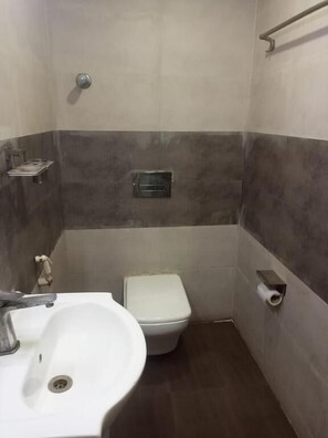 Suihku, ilmaiset hygieniatuotteet, hiustenkuivaaja, pyyhkeet