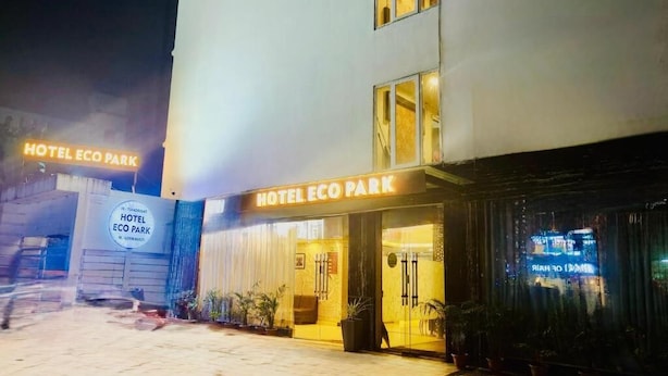 Ein Hotel namens Hotel Eco Park mit moderner Fassade und großen Fenstern.