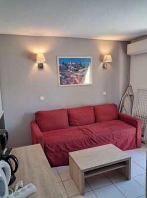 TV - Apartments in vacation homes (Salavas)