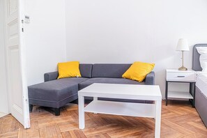 Living area - Easy Access 2BR Apartment Near AKH (Vienna)