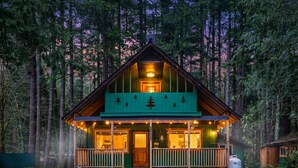A cabin with a porch, a small deck, and a front door. - Mountain Retreat -Hot Tub -Fire Pit -Stevens Pass -River Access -Pet Friendly (Index)