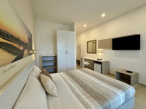 Hypo-allergenic bedding, down comforters, in-room safe, desk - HOTEL JONIO (Noto)