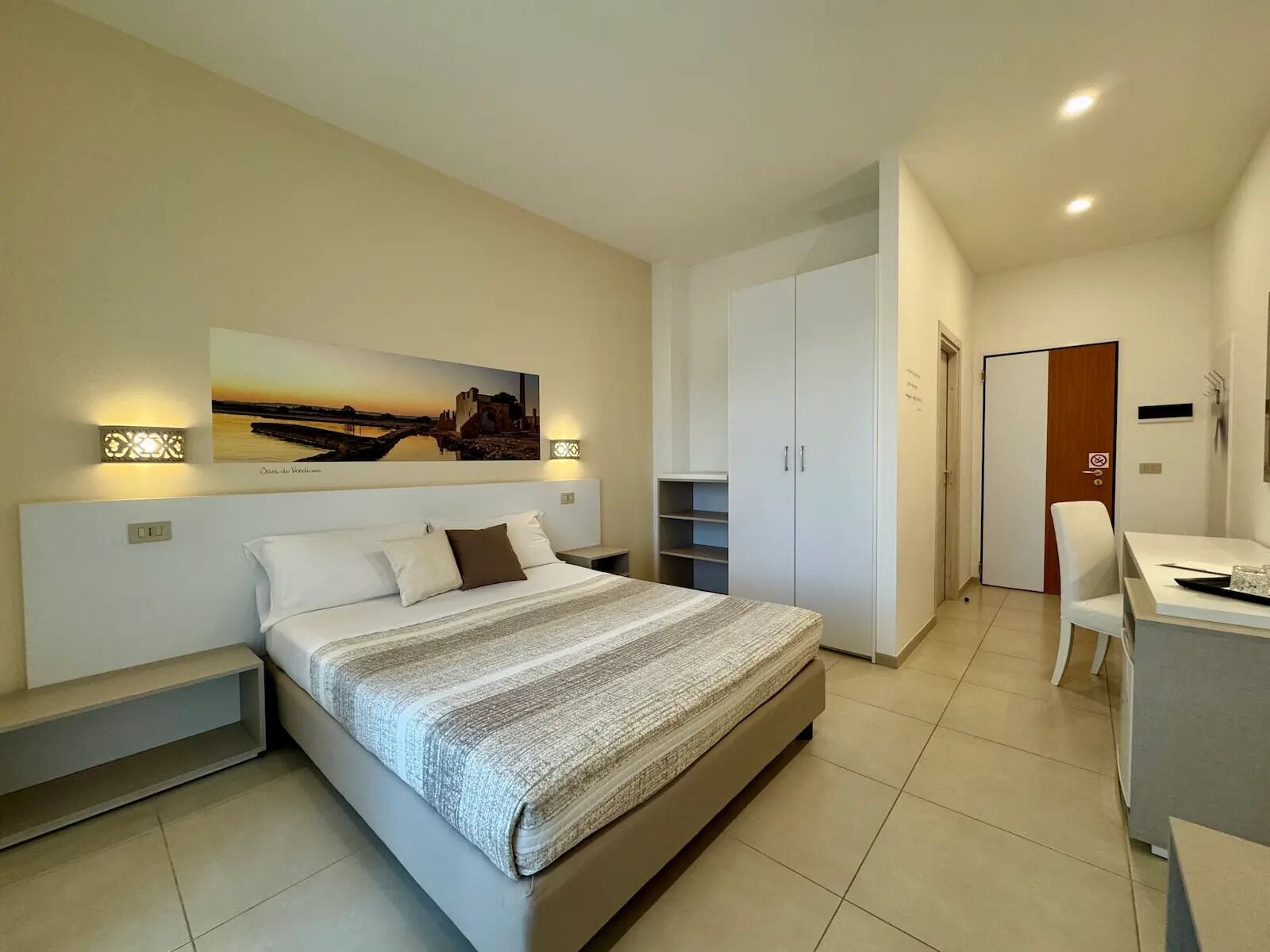 Hypo-allergenic bedding, down comforters, in-room safe, desk