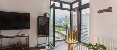 Smart-TV, Kamin, Bücher