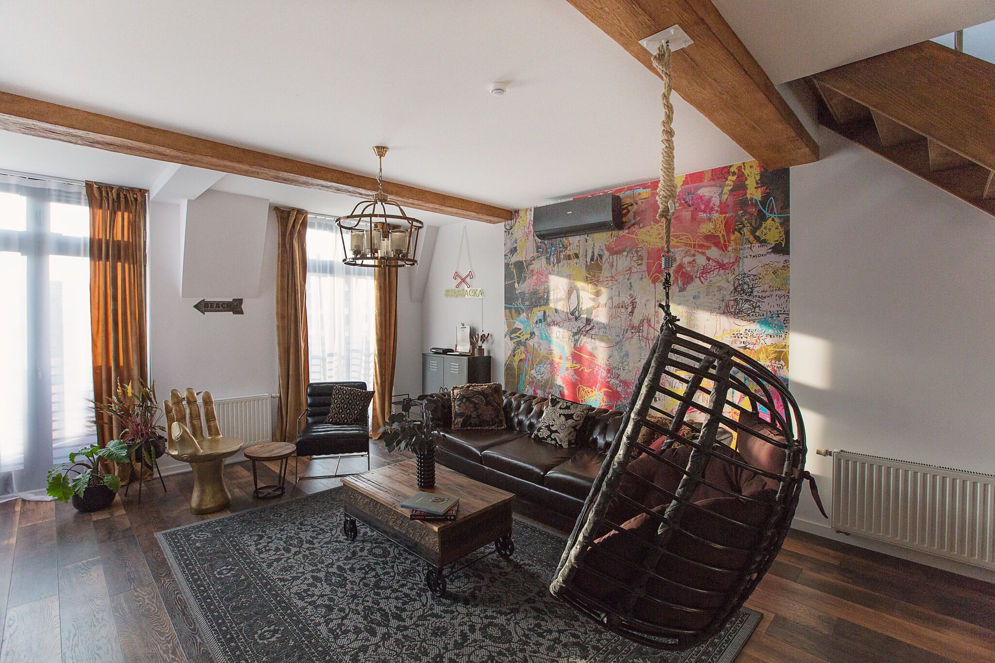 Una Smart TV, una chimenea, libros