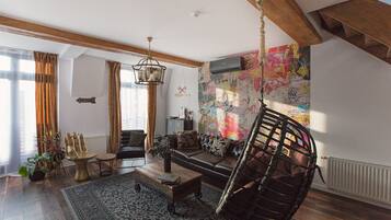 Una Smart TV, una chimenea, libros