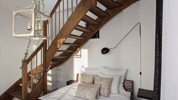 2 soveværelser, pengeskab på værelset, skrivebord, strygejern/strygebræt