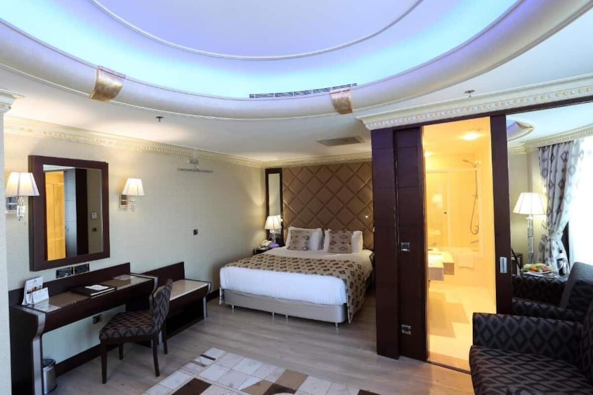 Deluxe Double Room | In-room safe, iron/ironing board, free WiFi