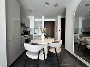 Apartemen Deluks, balkon, pemandangan halaman | Tempat makan