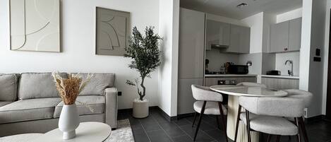 豪華公寓, 陽台, 庭園景觀 | 起居區 | 65-吋智慧型電視、數位頻道、Netflix、串流服務