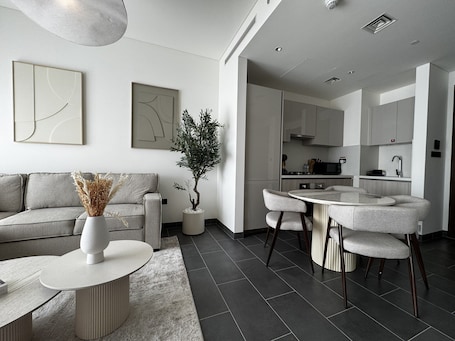 Apartamento luxo, sacada, vista para o pátio | Área de estar | Smart TV 65 polegadas com canais digitais, Netflix. Luxury 1BR Apartment with Pool Access