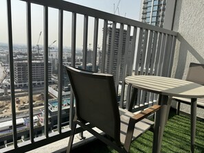 Apartemen Deluks, balkon, pemandangan halaman | Teras/patio