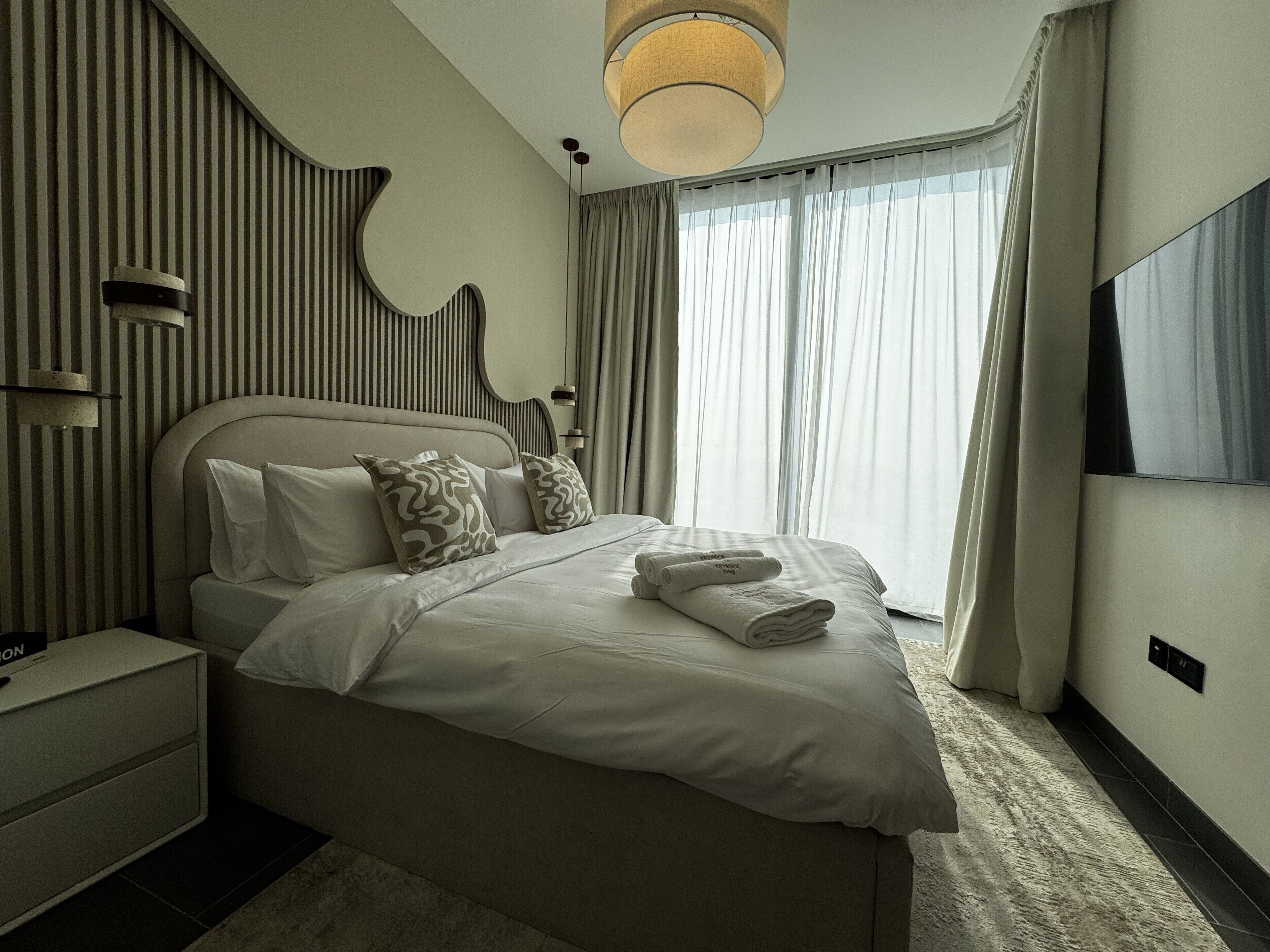 Apartemen Deluks, balkon, pemandangan halaman | Seprai premium, busa memori, brankas, dan tirai kedap cahaya