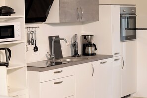 Mikroaaltouuni, liesi, astianpesukone