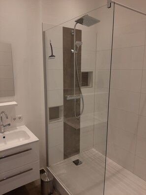 Douche, sèche-cheveux, serviettes fournies, savon