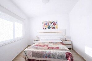 1 slaapkamer, een strijkplank/strijkijzer, beddengoed