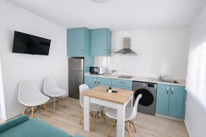 Fridge, microwave, coffee/tea maker, cookware/dishes/utensils - Apartamento Puerta Cai III (Conil de la Frontera)