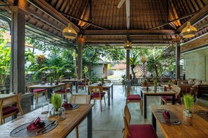 Khu ẩm thực ngoài trời