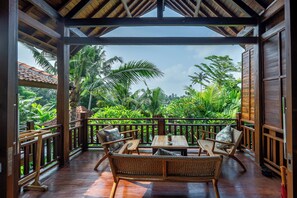 Dobbeltrom – deluxe, balkong, bassengutsikt | Overnattingsstedets uteområder