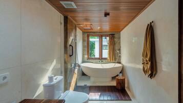 Kamar Double Deluks, balkon, pemandangan kolam renang | Kamar mandi | Bathtub dan shower terpisah, pengering rambut, handuk, dan sabun