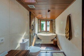 Phòng đôi Deluxe, ban công, quang cảnh hồ bơi | Phòng tắm | Bồn tắm và buồng tắm vòi sen riêng, máy sấy tóc, khăn tắm, xà phòng 