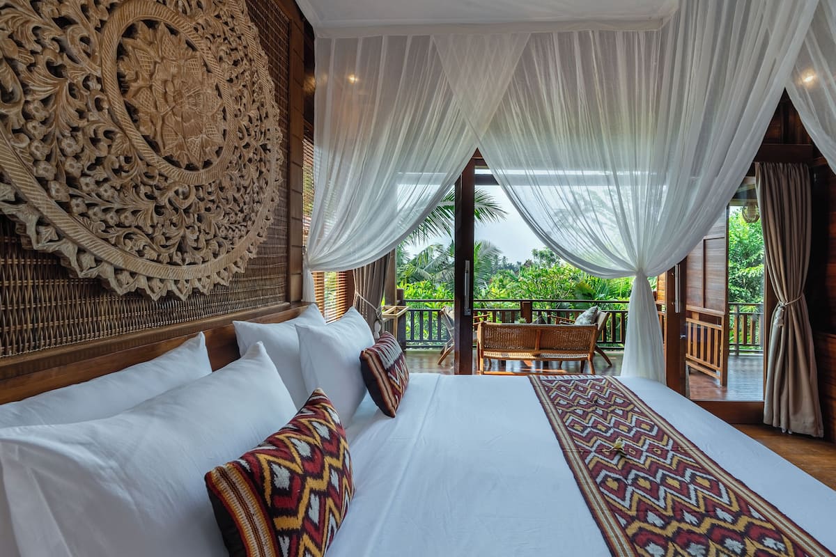 Chambre Double Deluxe, balcon, vue piscine | Coffres-forts dans les chambres, fer et planche à repasser