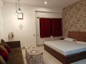 In-room safe, iron/ironing board, free WiFi, bed sheets
