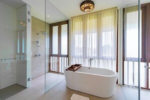 Villa de lujo, vista a la alberca | Baño | Amenidades de baño gratuitas, secadora de cabello, toallas, jabón 