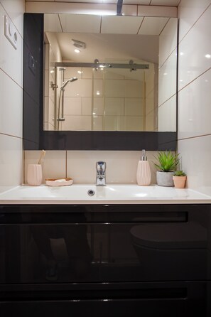 Towels, soap, toilet paper - Magnificent renovated T2 - Sea view - Quiet, all within walking distance (Piana)