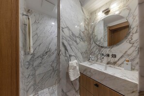 Een douche, een haardroger, handdoeken, zeep