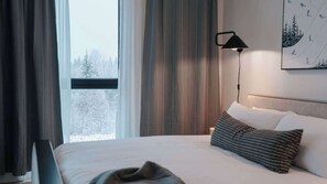 4 bedrooms, iron/ironing board, Internet - Revelstoke - Gary's Birthday- New condo! (Revelstoke)