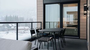 Outdoor dining - Revelstoke - Gary's Birthday- New condo! (Revelstoke)