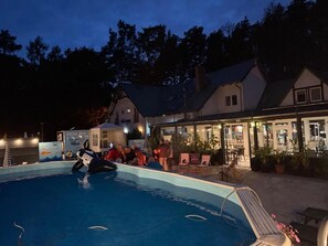 Seasonal outdoor pool, pool umbrellas, pool loungers - Pensjonat Pod Strzechą (Międzyrzecz)