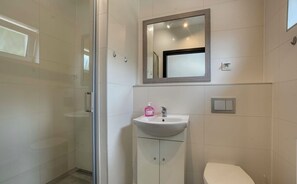 Shower, towels, toilet paper - Pensjonat Pod Strzechą (Międzyrzecz)